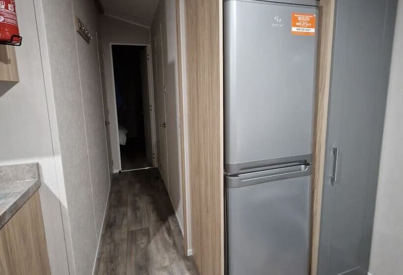 هتل Luxuary Static Caravan Sleeps 6 Coopers Beach   Luxurious Get Away