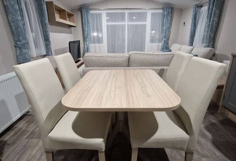 هتل Luxuary Static Caravan Sleeps 6 Coopers Beach   Luxurious Get Away