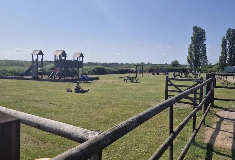 هتل Luxuary Static Caravan Sleeps 6 Coopers Beach   Luxurious Get Away