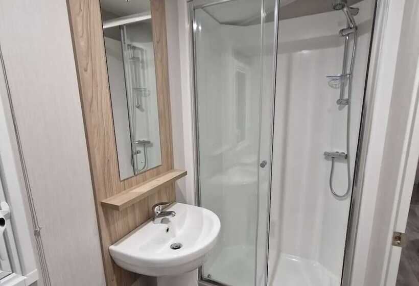 هتل Luxuary Static Caravan Sleeps 6 Coopers Beach   Luxurious Get Away