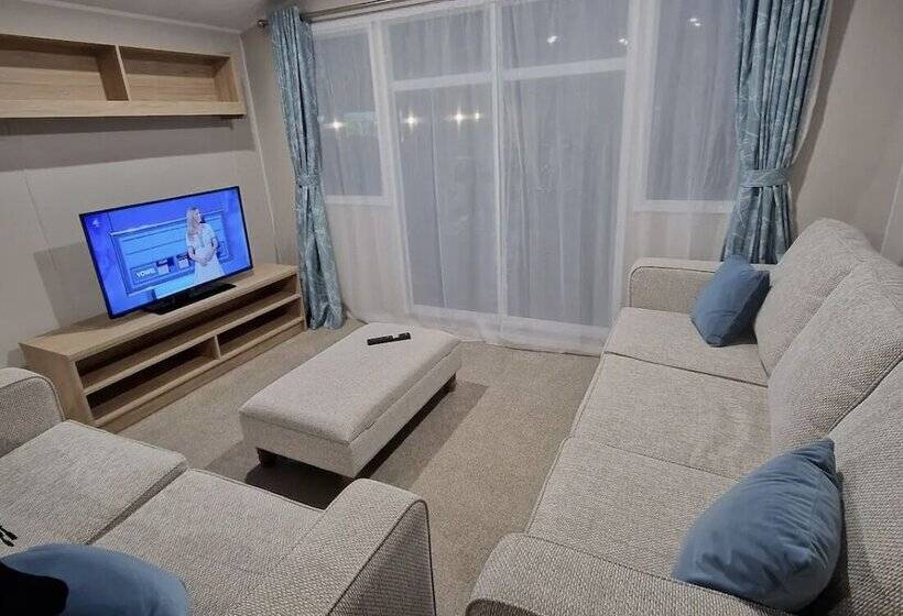 هتل Luxuary Static Caravan Sleeps 6 Coopers Beach   Luxurious Get Away