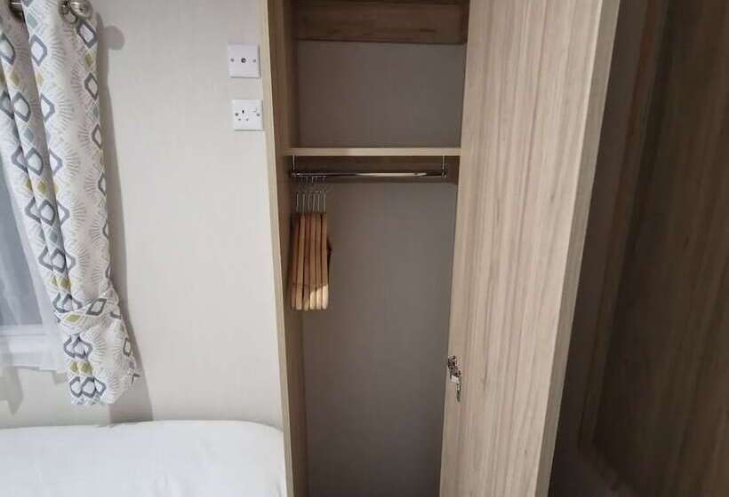 هتل Luxuary Static Caravan Sleeps 6 Coopers Beach   Luxurious Get Away