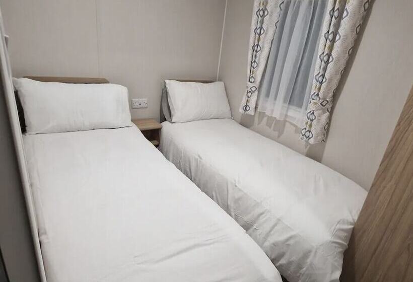 هتل Luxuary Static Caravan Sleeps 6 Coopers Beach   Luxurious Get Away