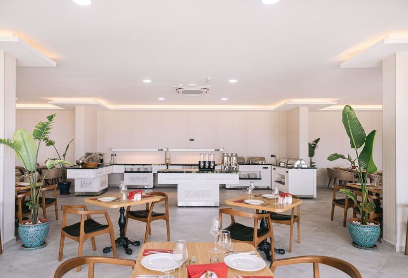 فندق Ramada By Wyndham Cesme