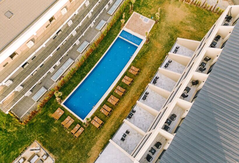 فندق Ramada By Wyndham Cesme