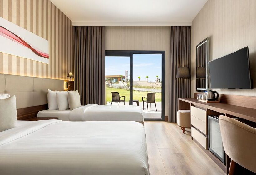 فندق Ramada By Wyndham Cesme