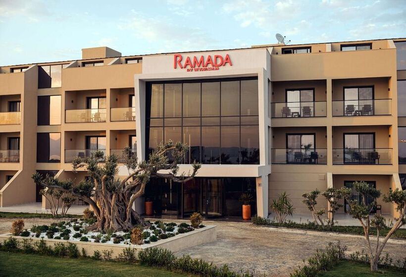 Отель Ramada By Wyndham Cesme