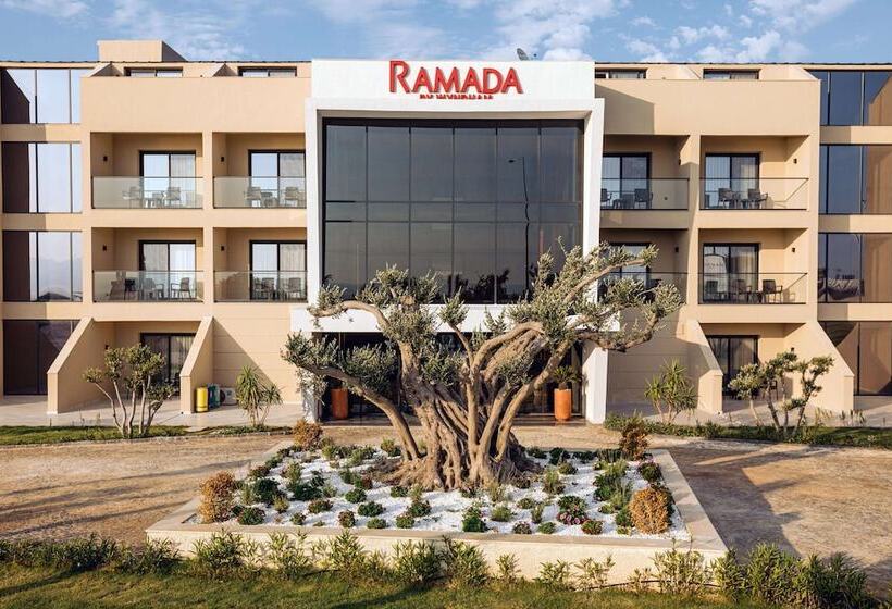 فندق Ramada By Wyndham Cesme