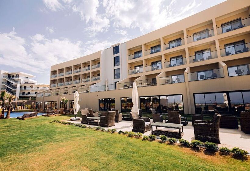فندق Ramada By Wyndham Cesme