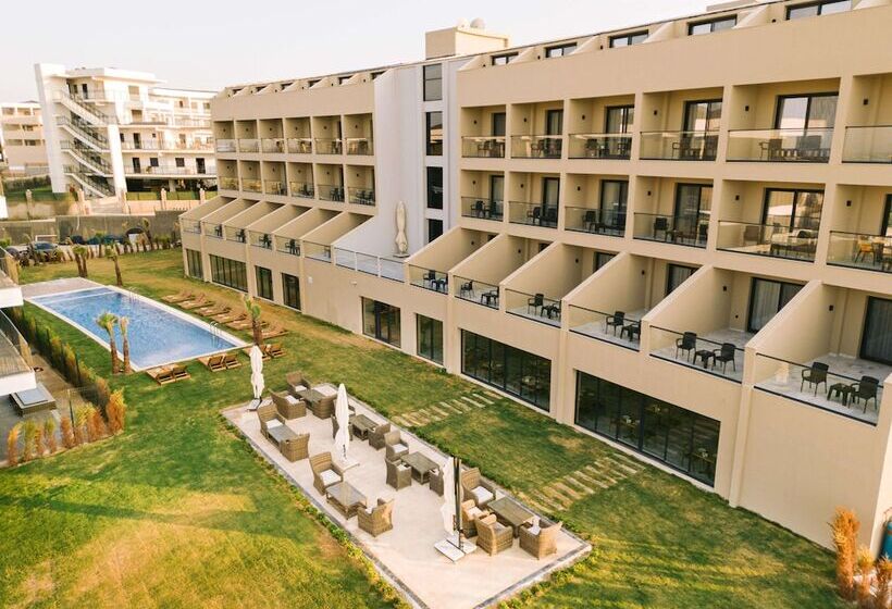 Отель Ramada By Wyndham Cesme