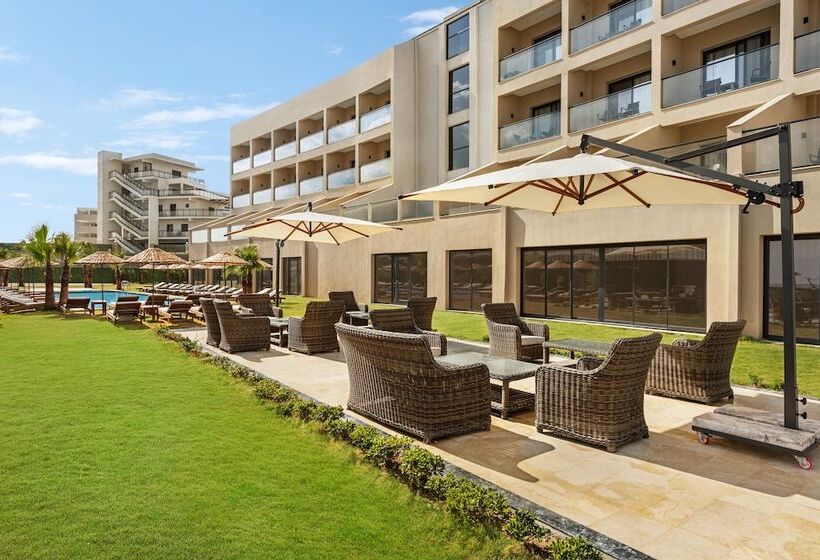 فندق Ramada By Wyndham Cesme