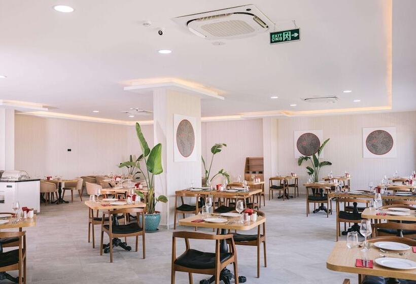 فندق Ramada By Wyndham Cesme