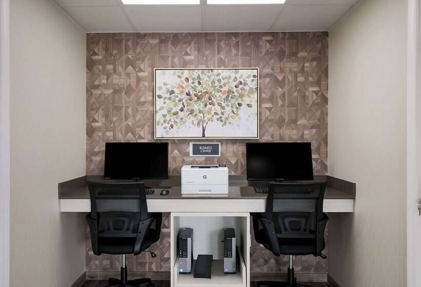 בית מלון כפרי Surestay Plus By Best Western Pigeon Forge