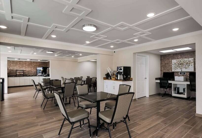 בית מלון כפרי Surestay Plus By Best Western Pigeon Forge