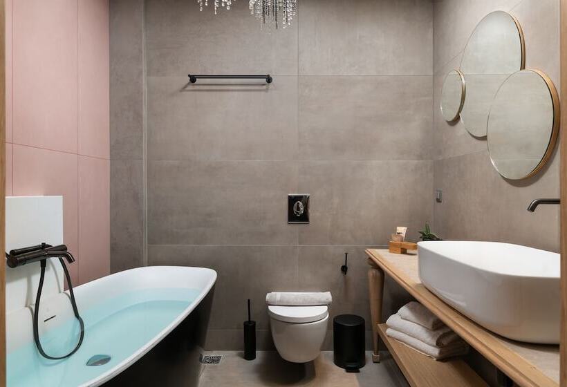 ホテル The Alma City