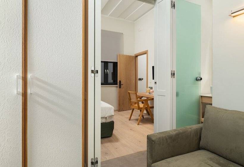 ホテル The Alma City