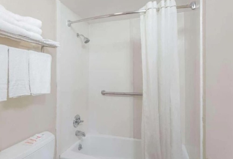 فندق على الطريق Tri City Inn