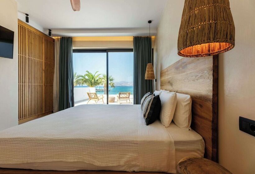 Ostrako Beachside Suites