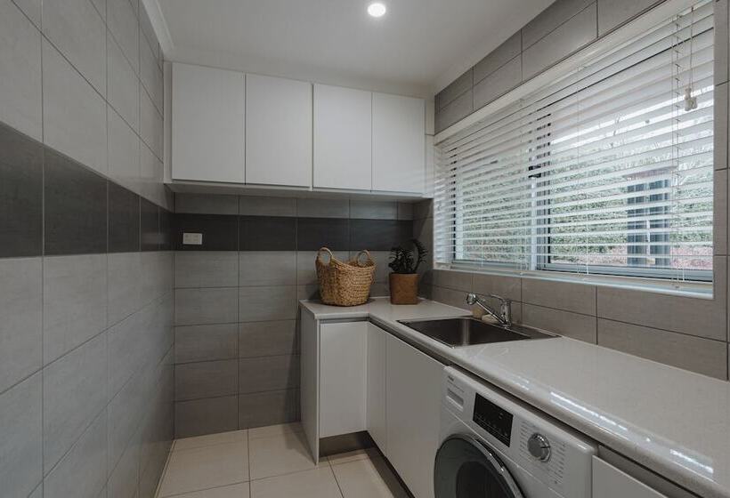 پانسیون Modern 3br With Gardens In Waramanga