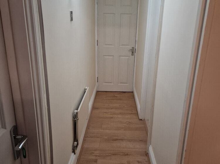 Пансион Rooms Shared Kitchen Free Parking