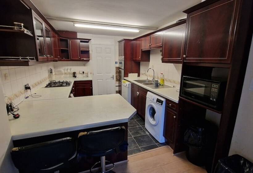 Пансион Rooms Shared Kitchen Free Parking