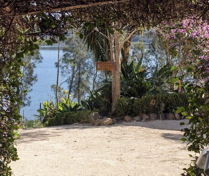 פנסיון The Moorings Lakehouse