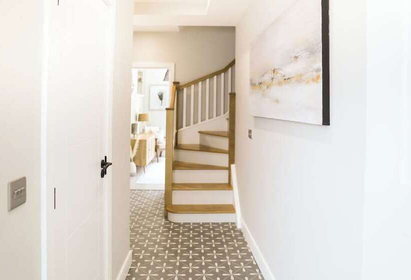 住所  Spa Like Bathrooms & Luxurious Accommodation