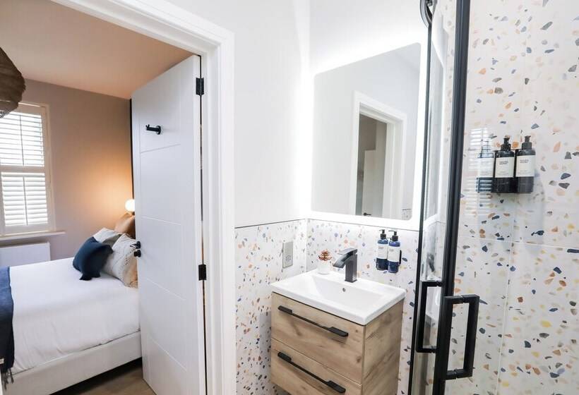 住所  Spa Like Bathrooms & Luxurious Accommodation