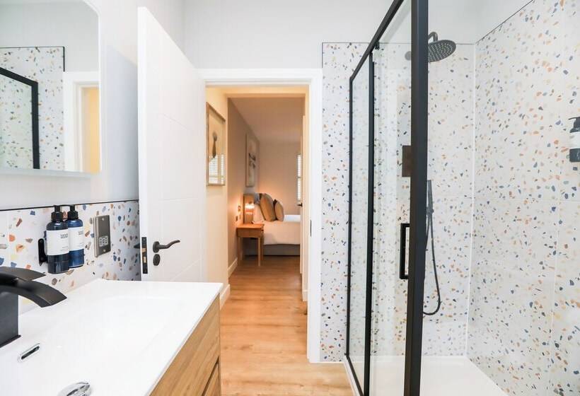 住所  Spa Like Bathrooms & Luxurious Accommodation