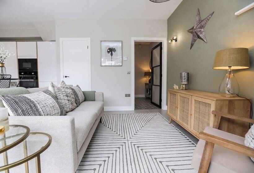 住所  Spa Like Bathrooms & Luxurious Accommodation