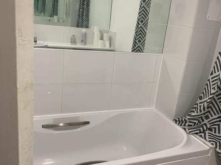 إقامة Charming 2 Bed House In London