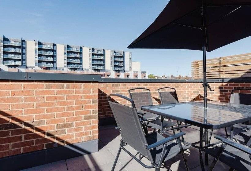 اقامتگاه Watford   House   Sleeps 6   Parking   Garden