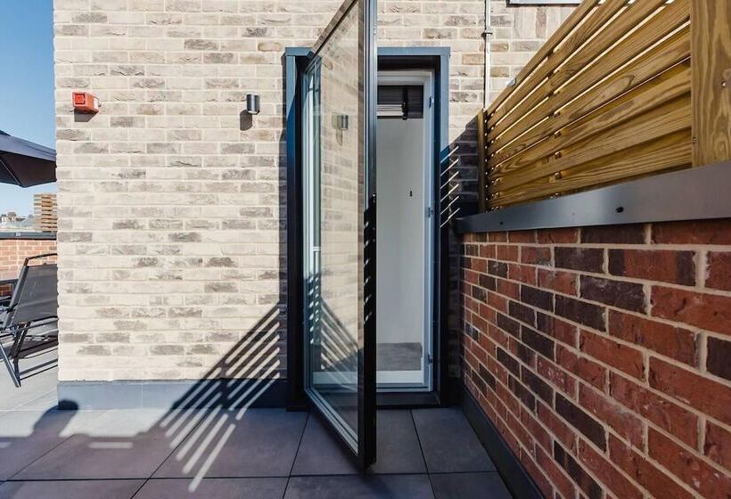 レジデンス Watford   House   Sleeps 6   Parking   Garden