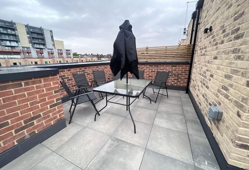 レジデンス Watford   House   Sleeps 6   Parking   Garden