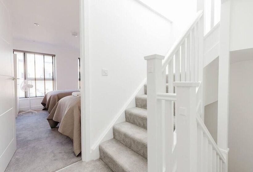 اقامتگاه Watford   House   Sleeps 6   Parking   Garden