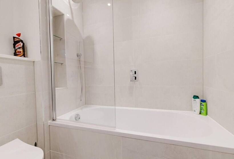 اقامتگاه Watford   House   Sleeps 6   Parking   Garden