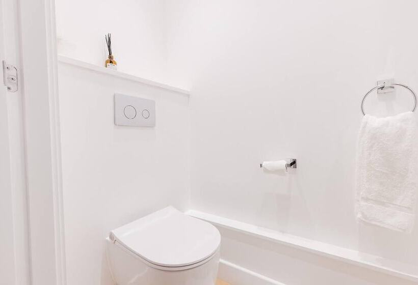 اقامتگاه Watford   House   Sleeps 6   Parking   Garden