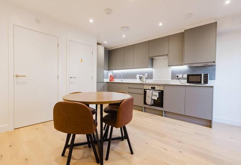 اقامتگاه Watford   House   Sleeps 6   Parking   Garden