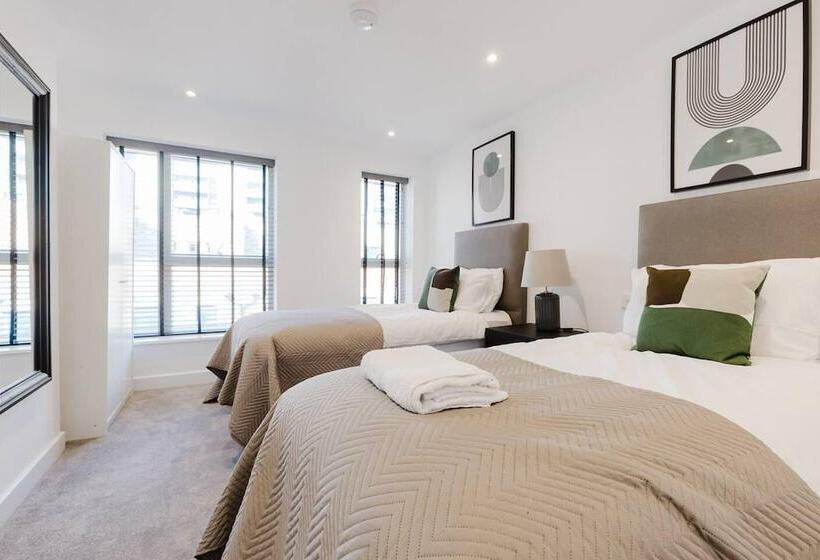 レジデンス Watford   House   Sleeps 6   Parking   Garden