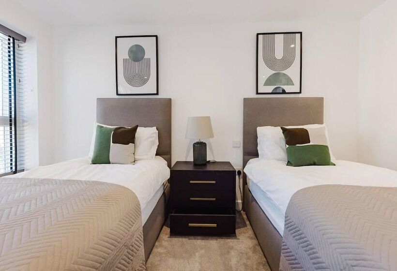 レジデンス Watford   House   Sleeps 6   Parking   Garden