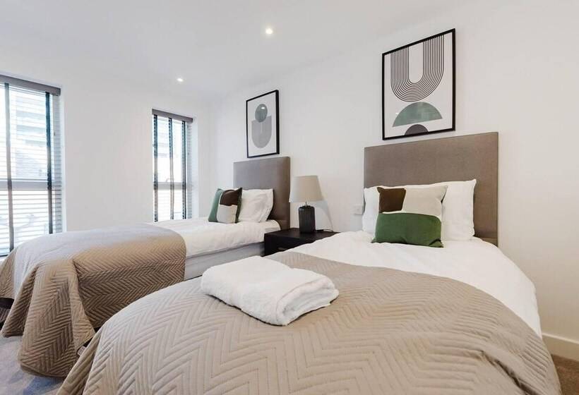 レジデンス Watford   House   Sleeps 6   Parking   Garden