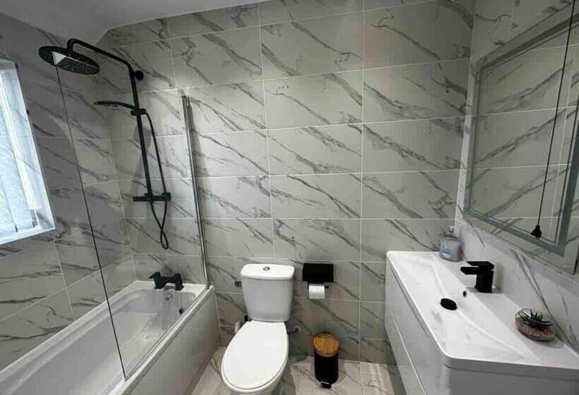 דירת נופש Lovely 3 Bed House Near Birmingham Airport & Nec