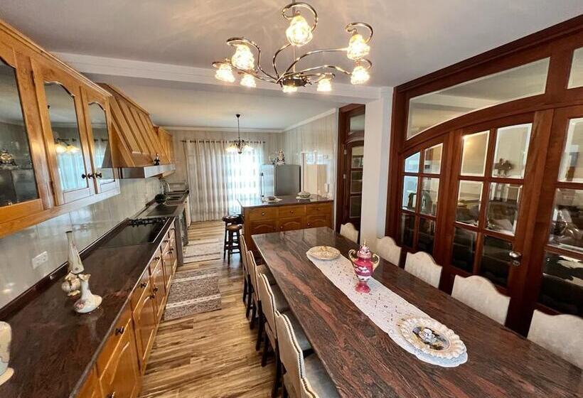 דירת נופש Stunning 4 Bed House