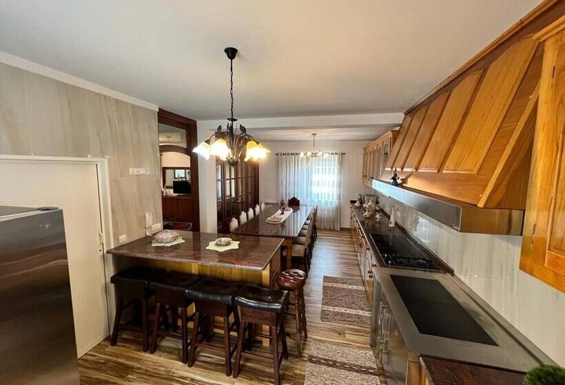 דירת נופש Stunning 4 Bed House