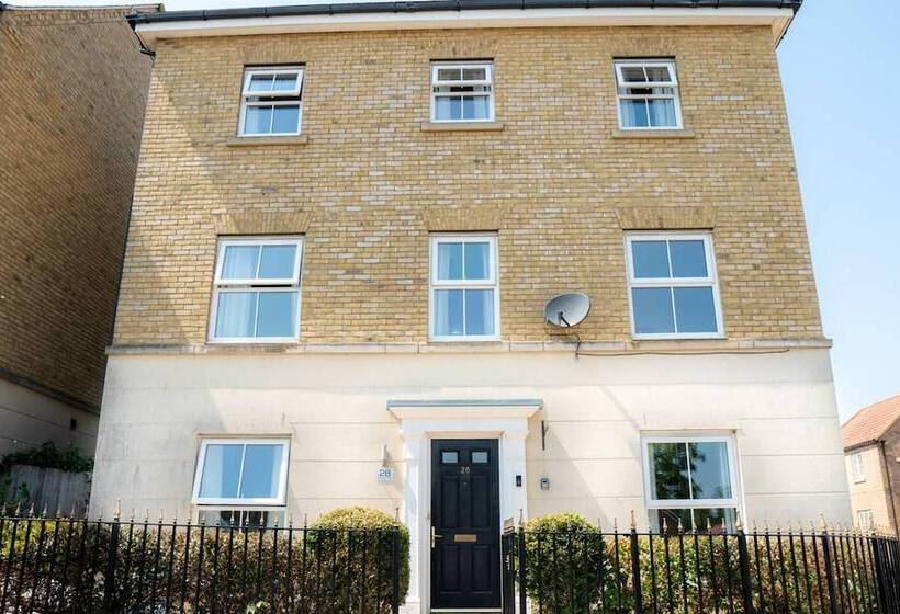 住所  Stunning 6 Bed House In Milton Keynes