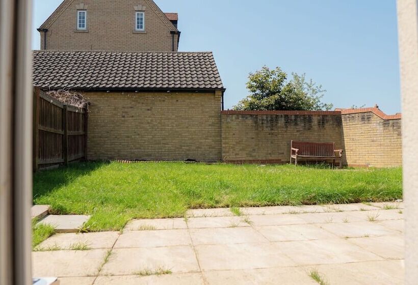 住所  Stunning 6 Bed House In Milton Keynes