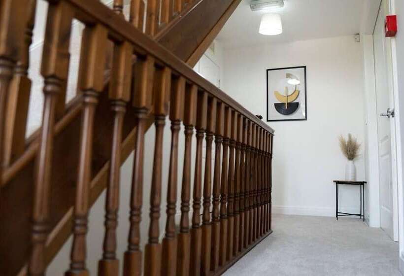 住所  Stunning 6 Bed House In Milton Keynes