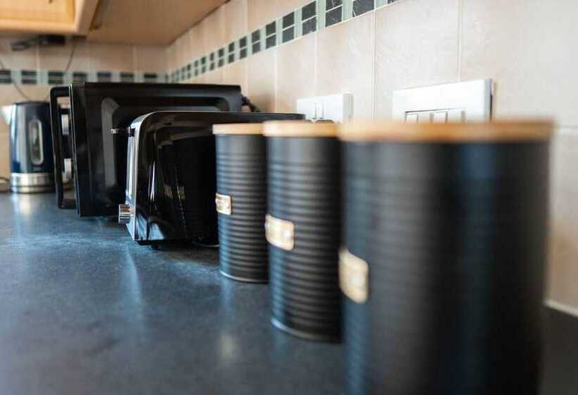 住所  Stunning 6 Bed House In Milton Keynes