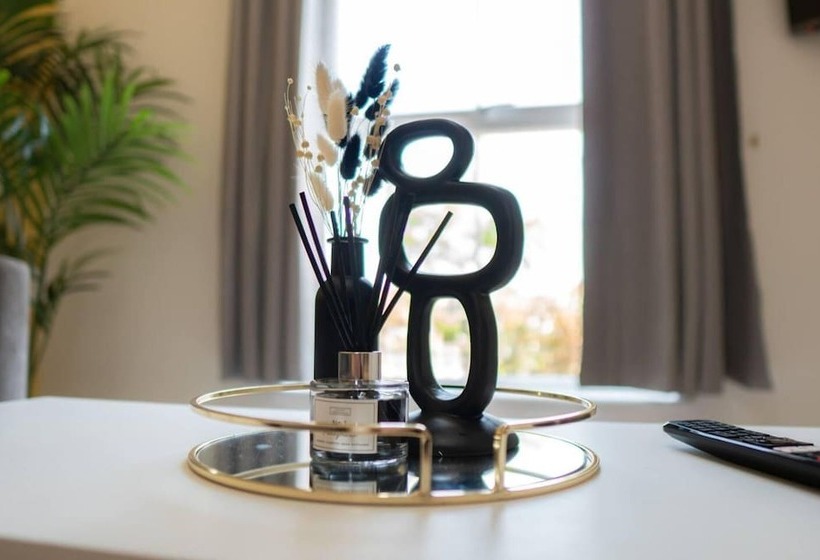 住所  Stunning 6 Bed House In Milton Keynes