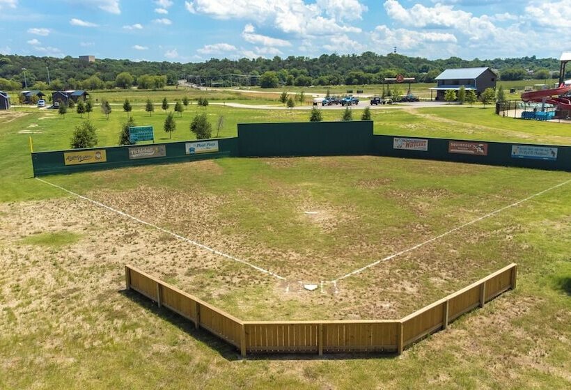 منتجع Camp Fimfo Waco